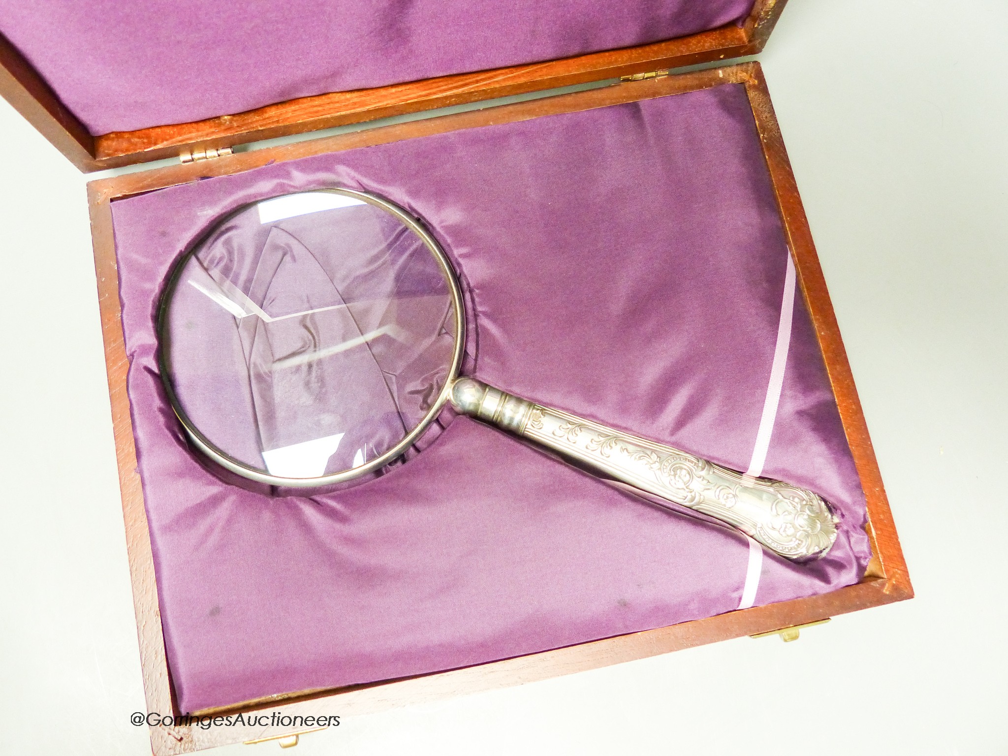 A cased large Edwardian silver handled magnifying glass, Hunt & Roskell Ltd, London, 1902, 26.9cm.